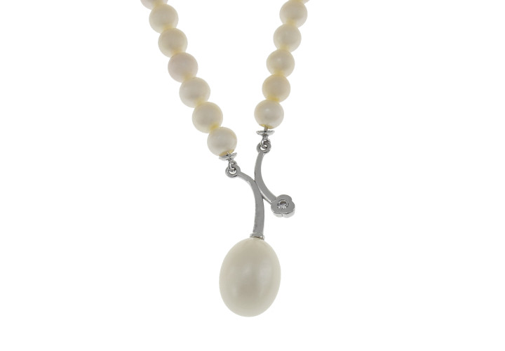 Women's gold chain with pearls